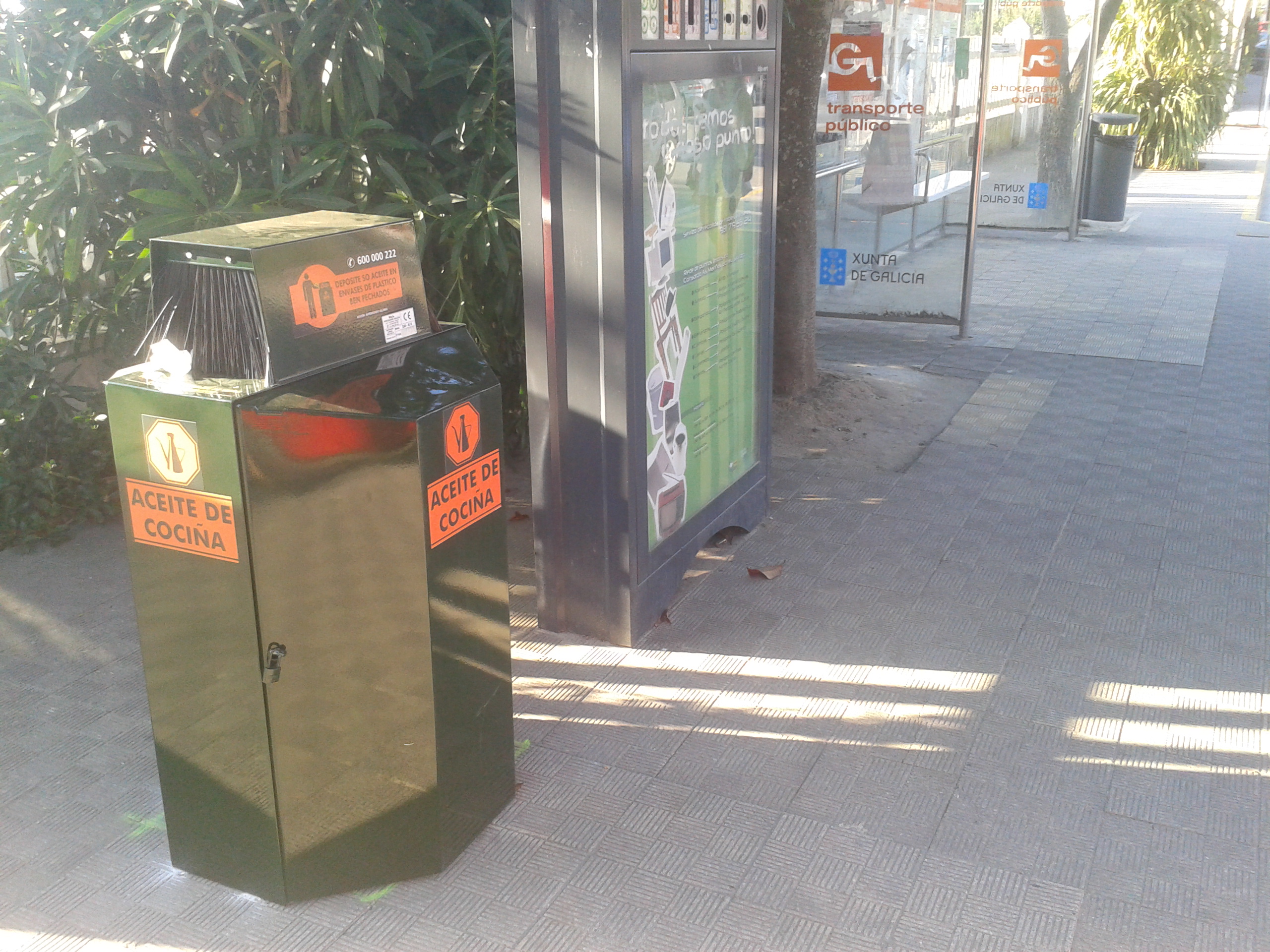Contenedores reciclaje aceite usado oleiros 2013